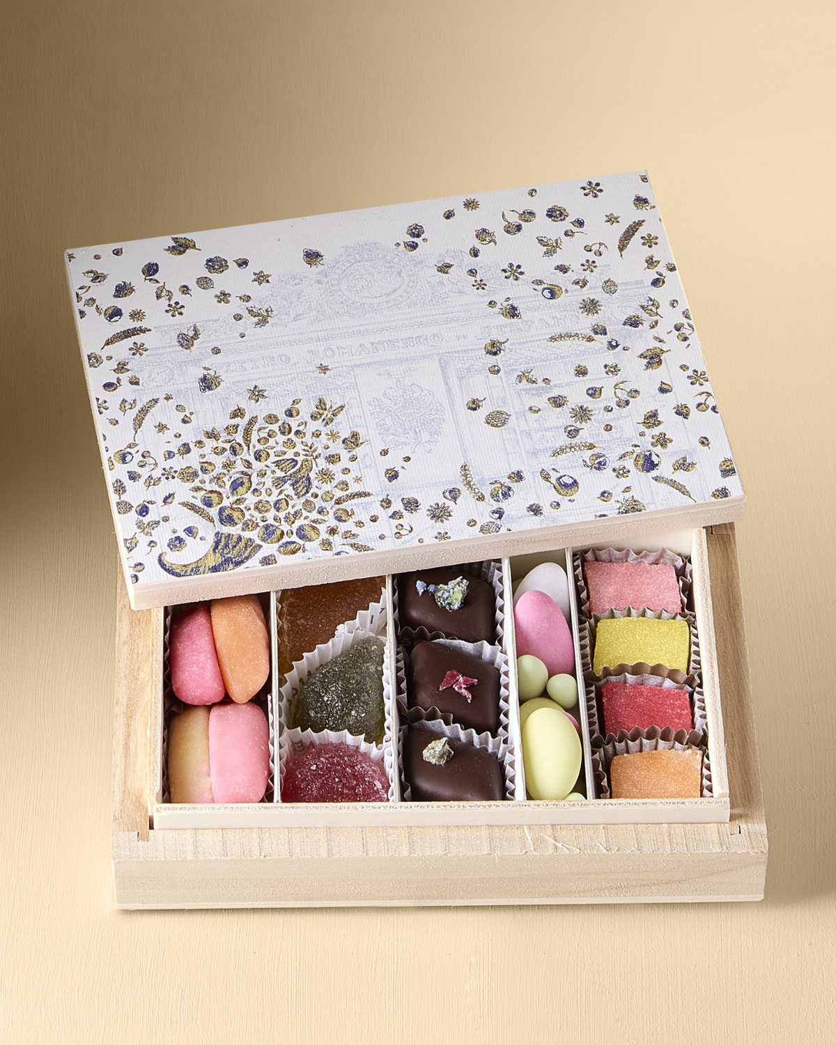 Confezione in Legno di Fondant, Confetti Assortiti e Cioccolato